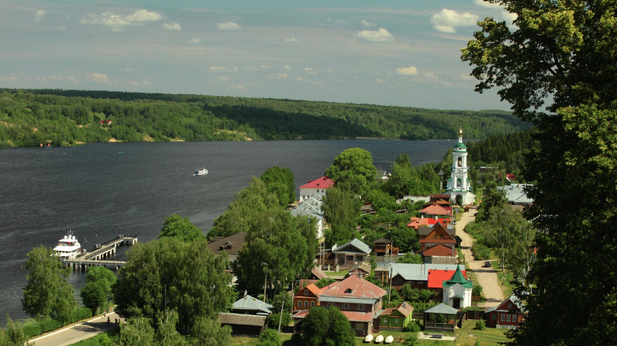 Вид с Соборной горы на реку Волга в Плёсе - Raketanews.ru, 15.08.2023