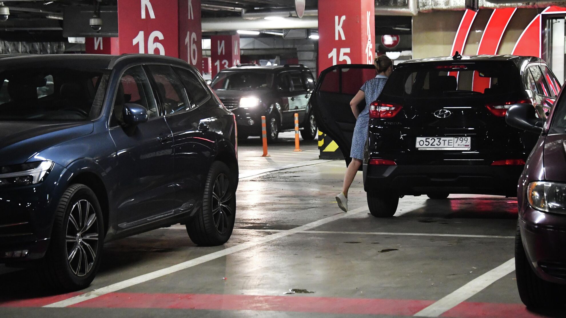 Машины в помещении подземного паркинга. - Raketanews.ru, 16.08.2023
