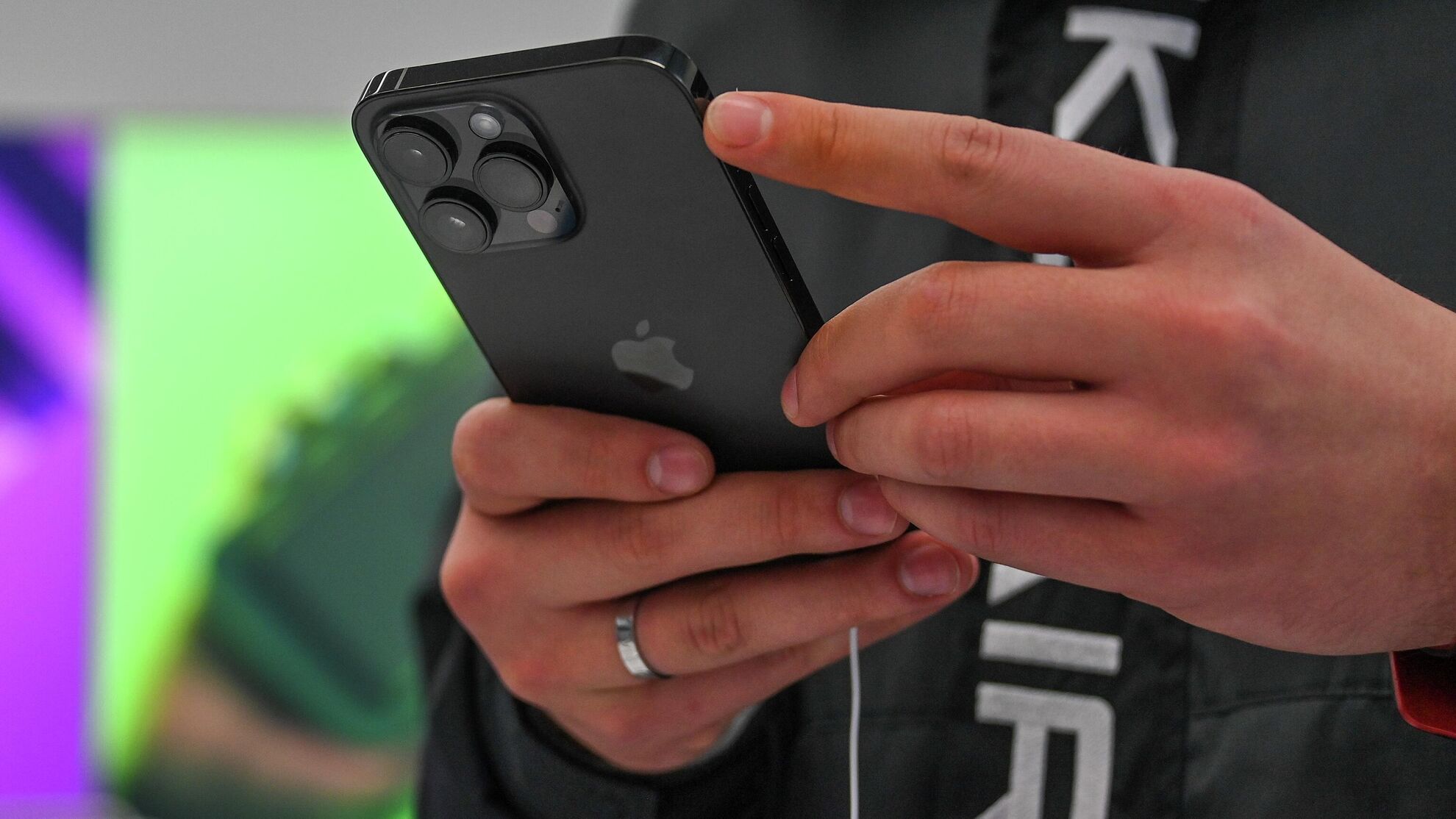 Покупатель держит в руках телефон Apple iPhone 14 - Raketanews.ru, 19.11.2023