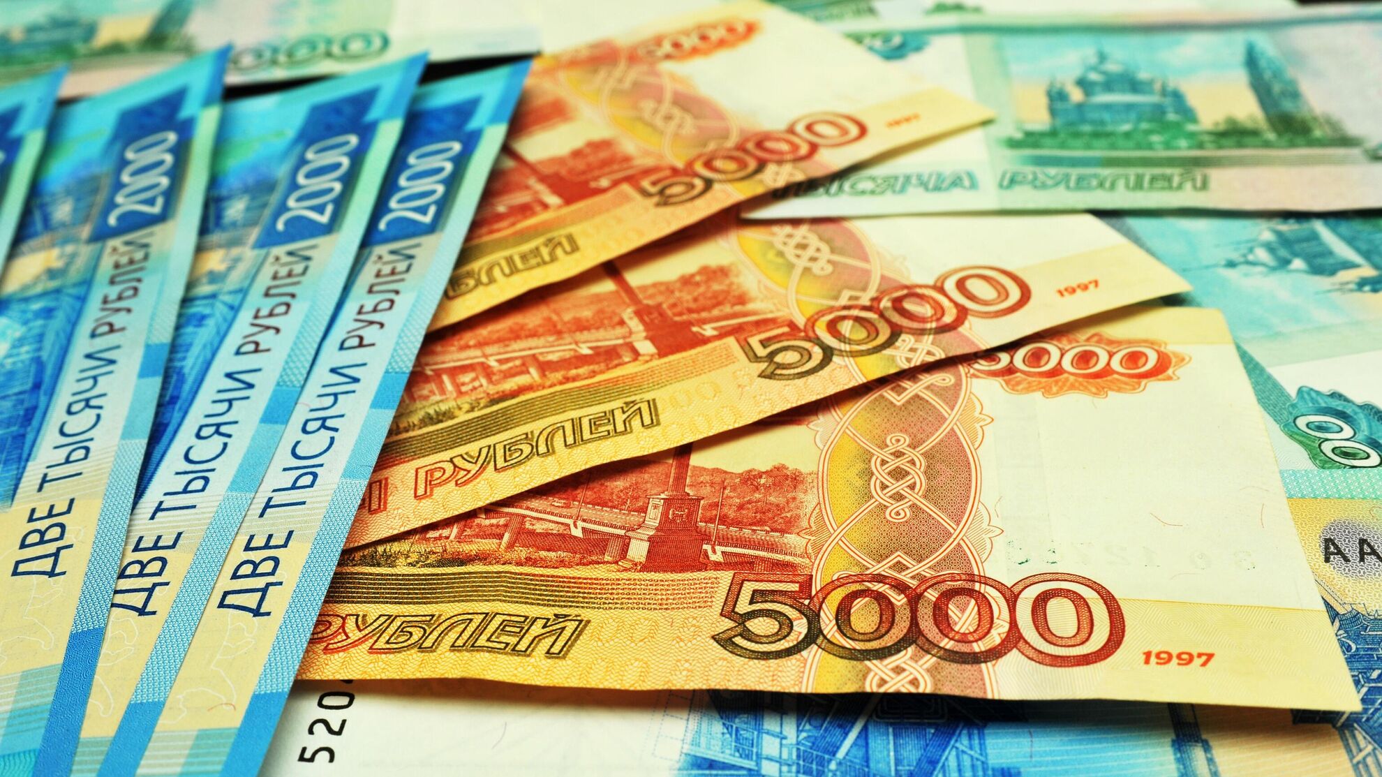 деньги, банкноты номиналом 1000, 2000 и 5000 рублей - Raketanews.ru, 19.08.2023