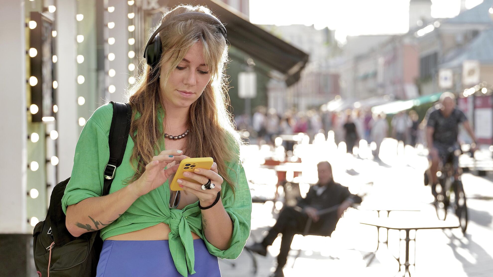 Девушка проверяет телефон на одной из улиц Москвы. - Raketanews.ru, 17.08.2023