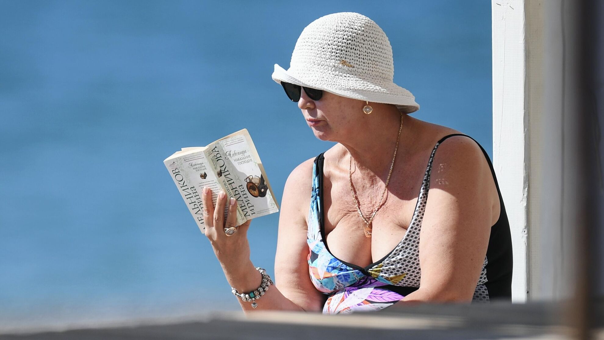 Женщина отдыхает на пляже в поселке Новофедоровка. - Raketanews.ru, 17.08.2023