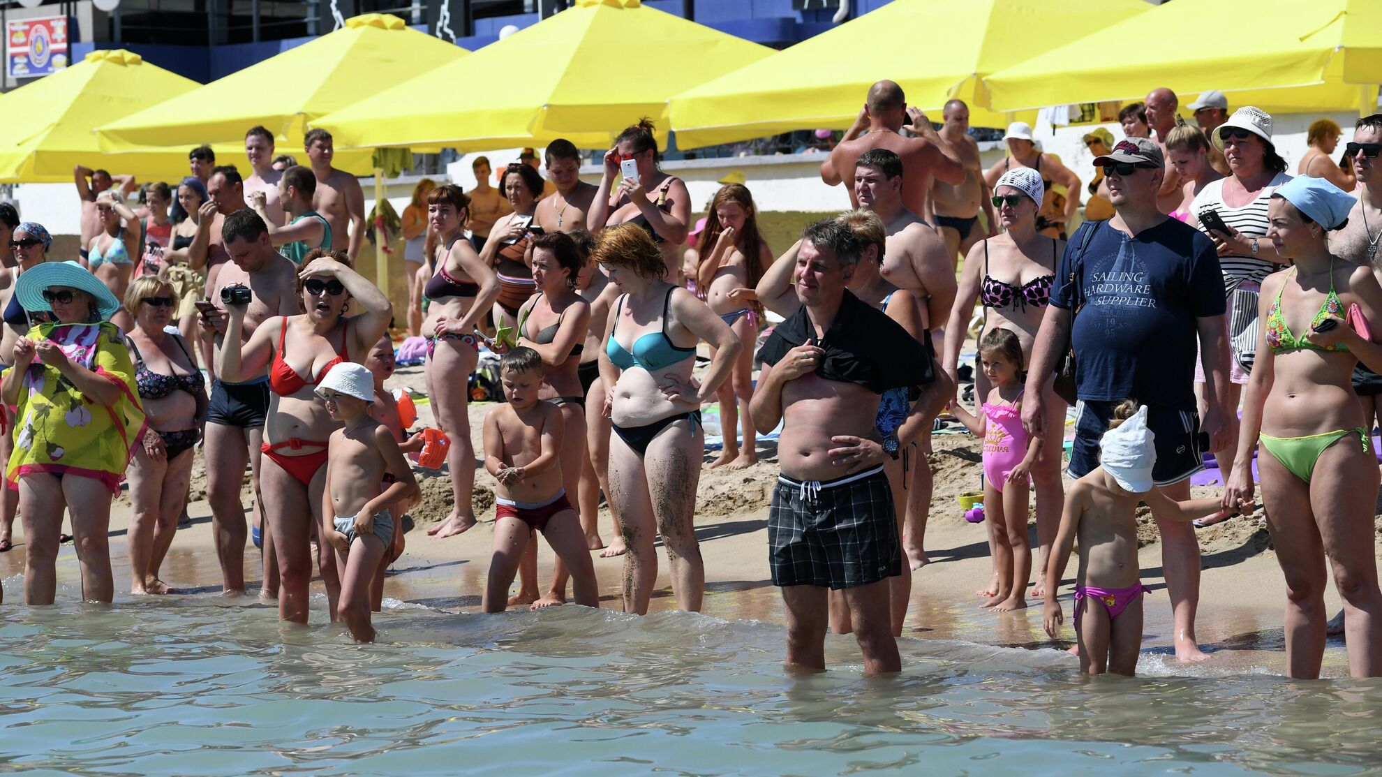 Люди на пляже в Евпатории. - Raketanews.ru, 17.08.2023