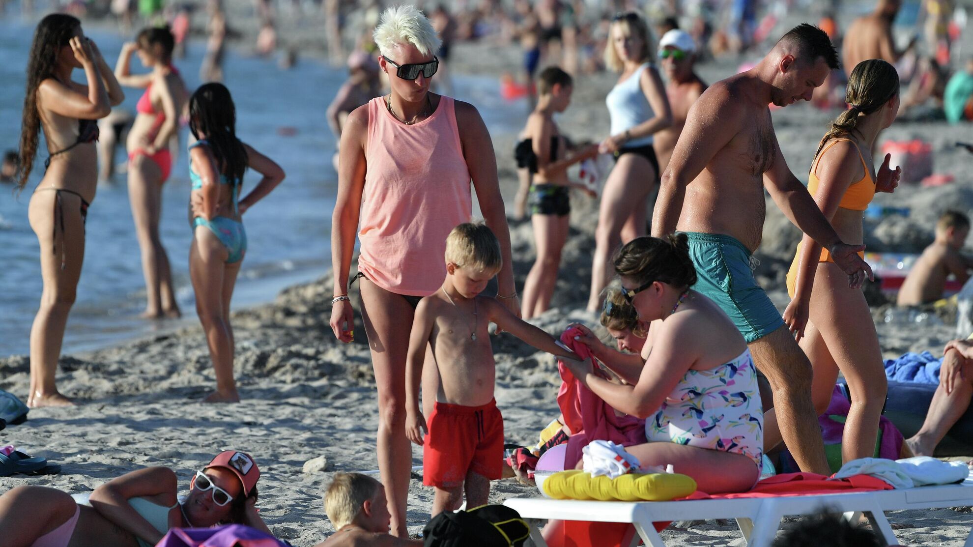 Отдыхающие на пляже поселка Оленевка в Крыму. - Raketanews.ru, 18.08.2023