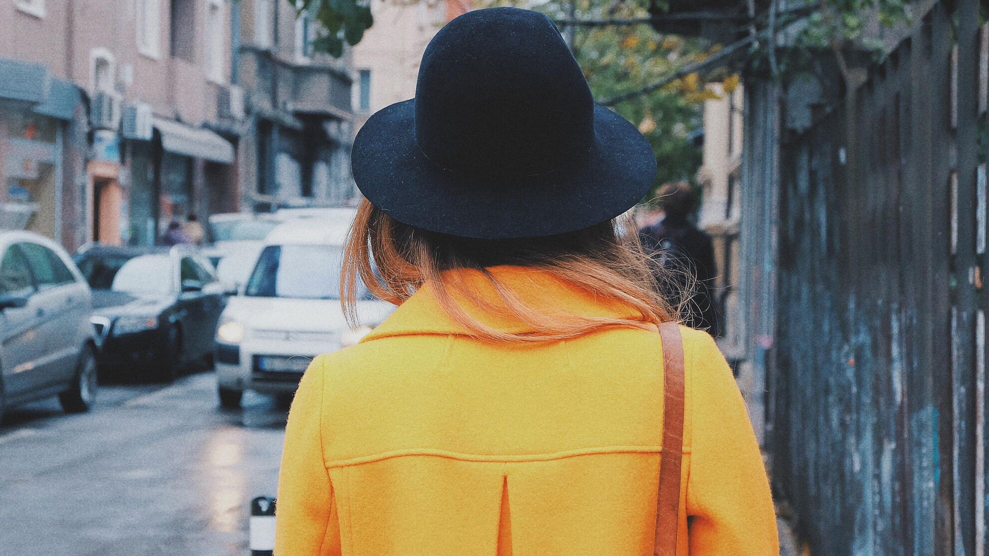 Девушка в желтом пальто шагает по тротуару - Raketanews.ru, 20.08.2023
