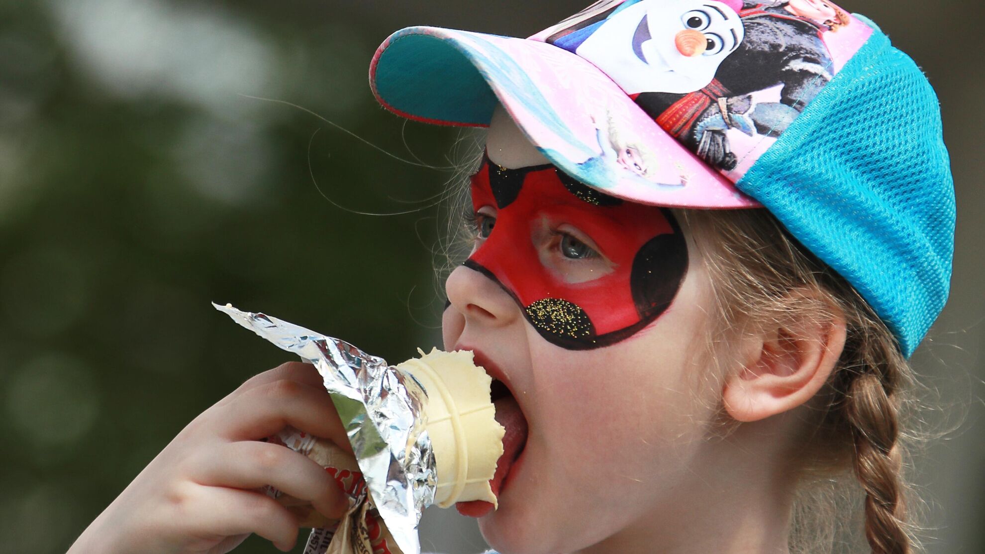 Девочка кушает мороженое на улице - Raketanews.ru, 20.08.2023