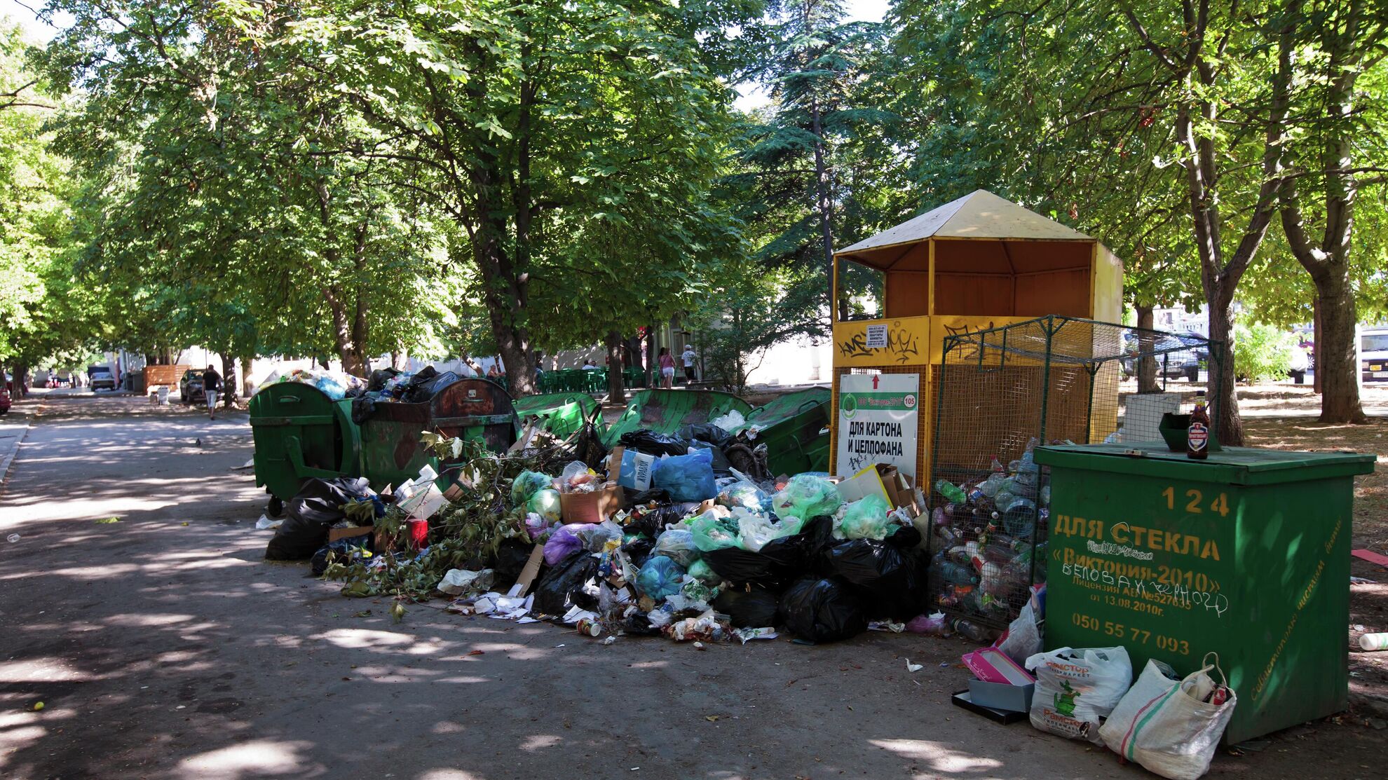 Переполненные мусорные контейнеры на улице - Raketanews.ru, 18.08.2023