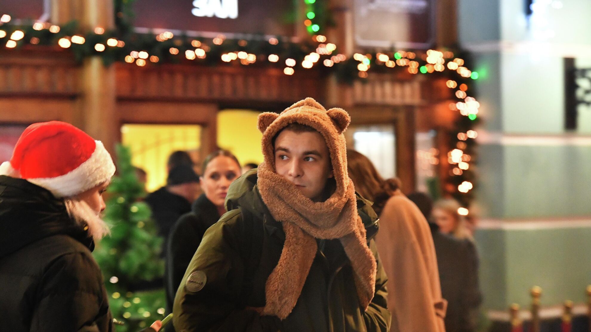 Молодой человек на улице в преддверии Нового года - Raketanews.ru, 18.08.2023