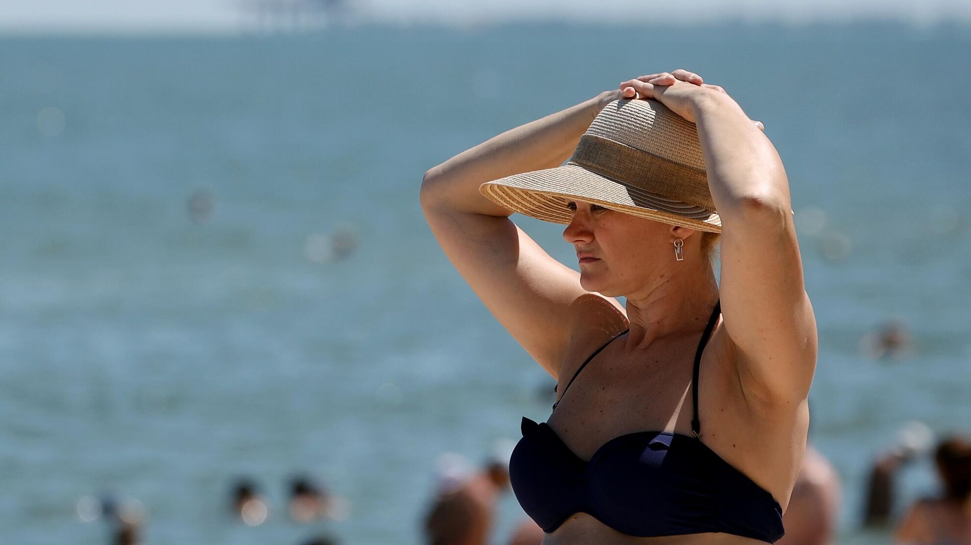 Женщина загорает на пляже  - Raketanews.ru, 21.08.2023