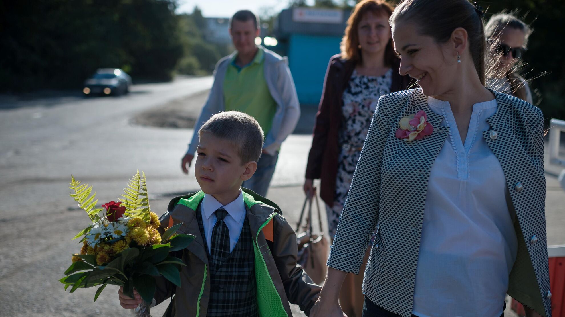 Первоклассник идет с мамой на линейку 1 сентября  - Raketanews.ru, 21.08.2023