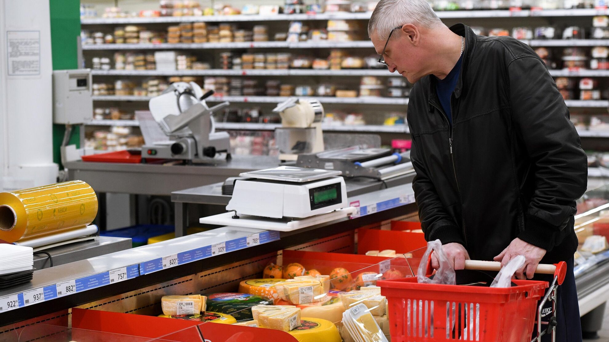Мужчина выбирает сыр в магазине - Raketanews.ru, 21.08.2023