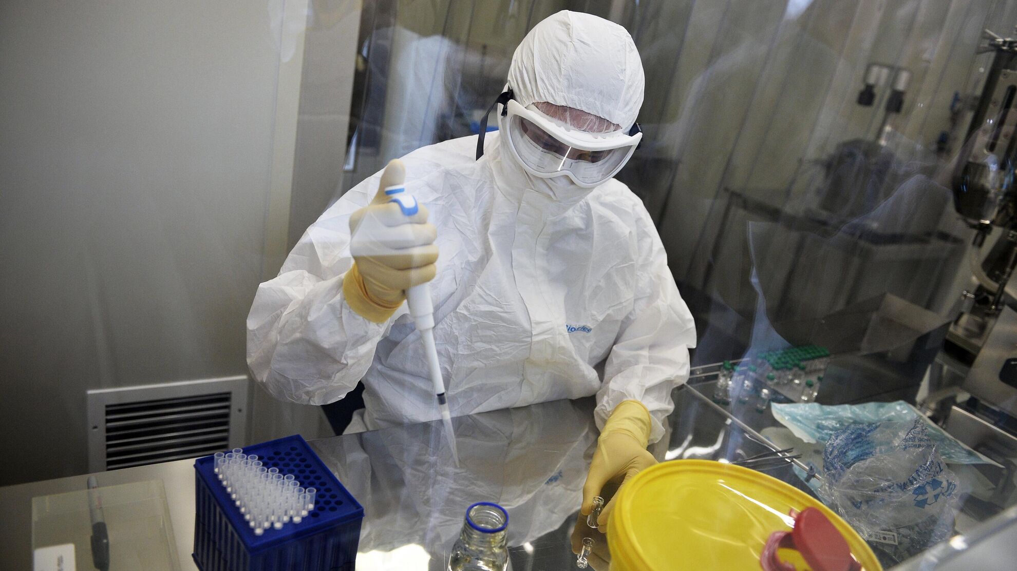 Сотрудница лаборатории разрабатывает вакцину  - Raketanews.ru, 21.08.2023