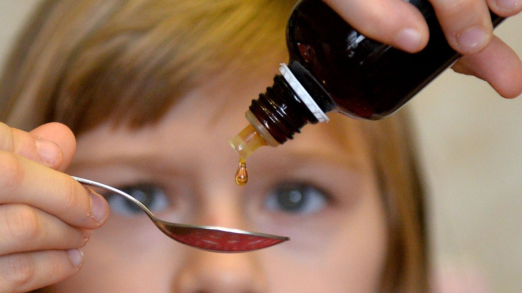 Девочка наливает лекарство от простуды в чайную ложку - Raketanews.ru, 26.08.2023