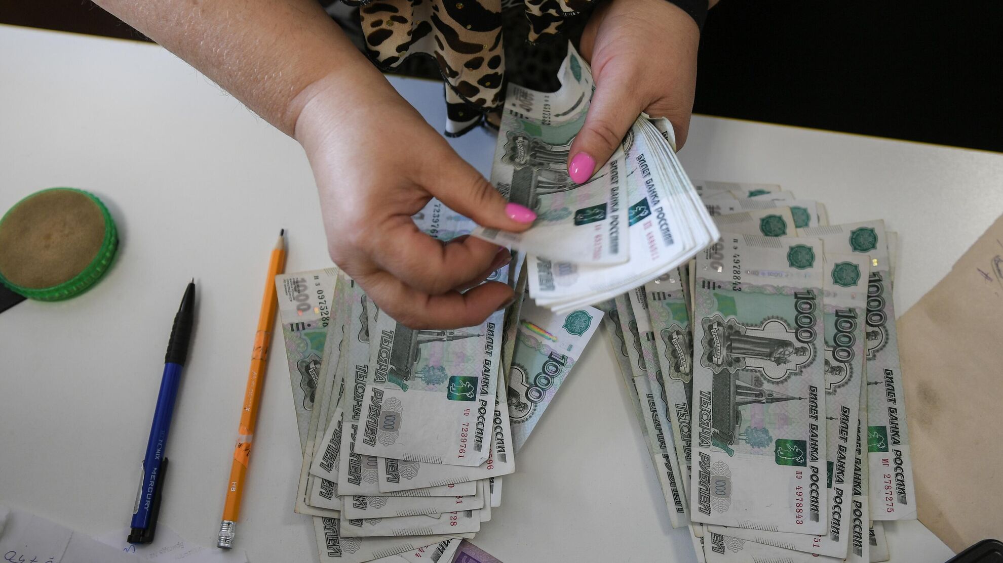 Женщина считает деньги  - Raketanews.ru, 09.10.2023