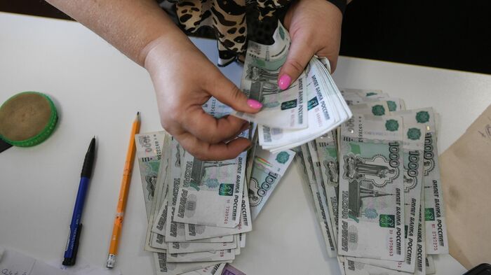 Женщина считает деньги  - Raketanews.ru