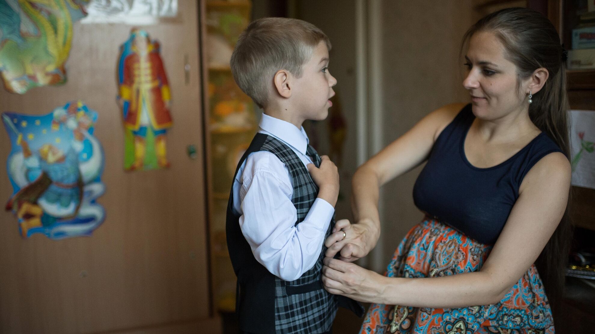 Женщина собирает ребенка в школу  - Raketanews.ru, 23.08.2023