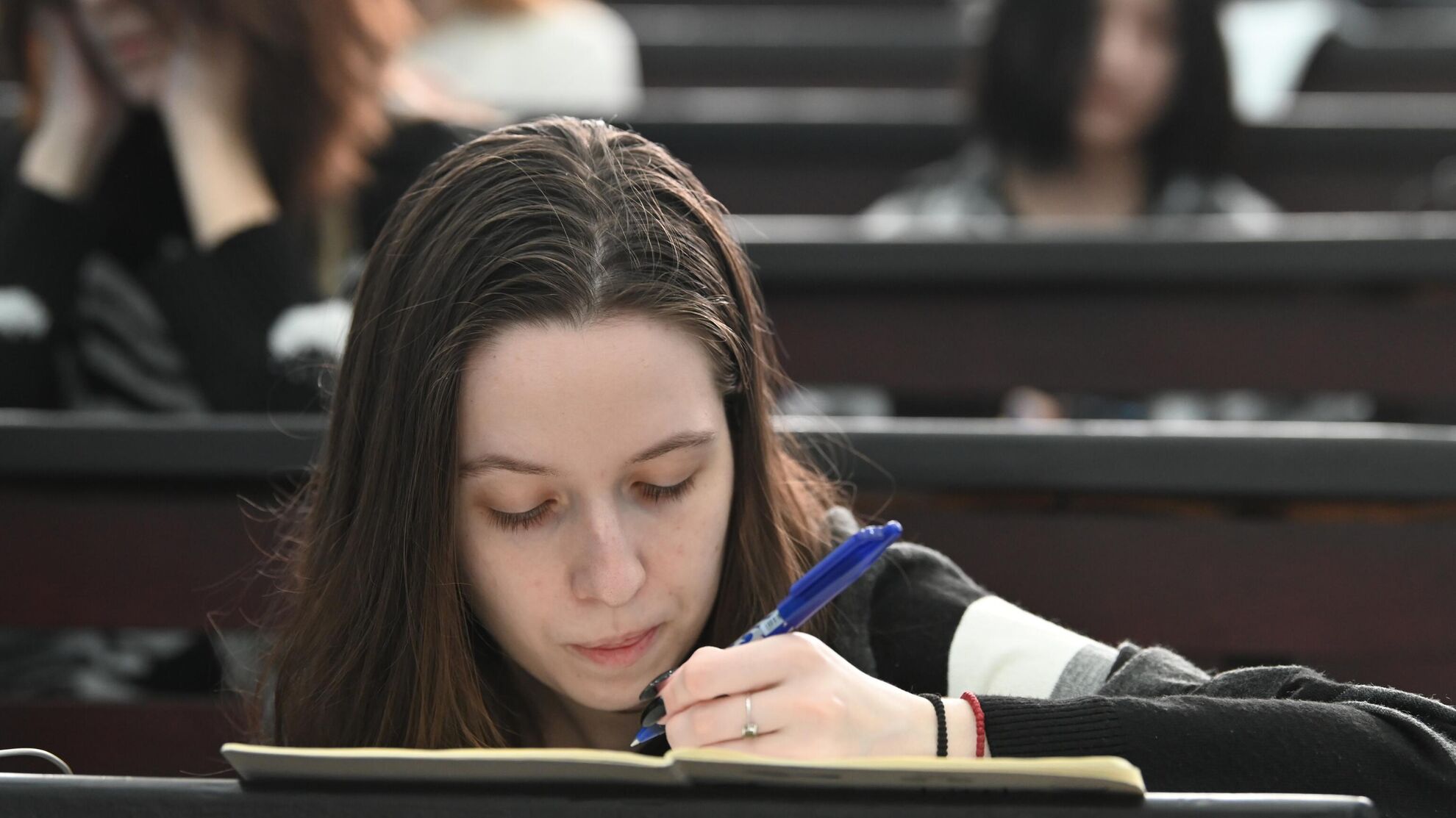 Студентка пишет конспект  - Raketanews.ru, 24.08.2023