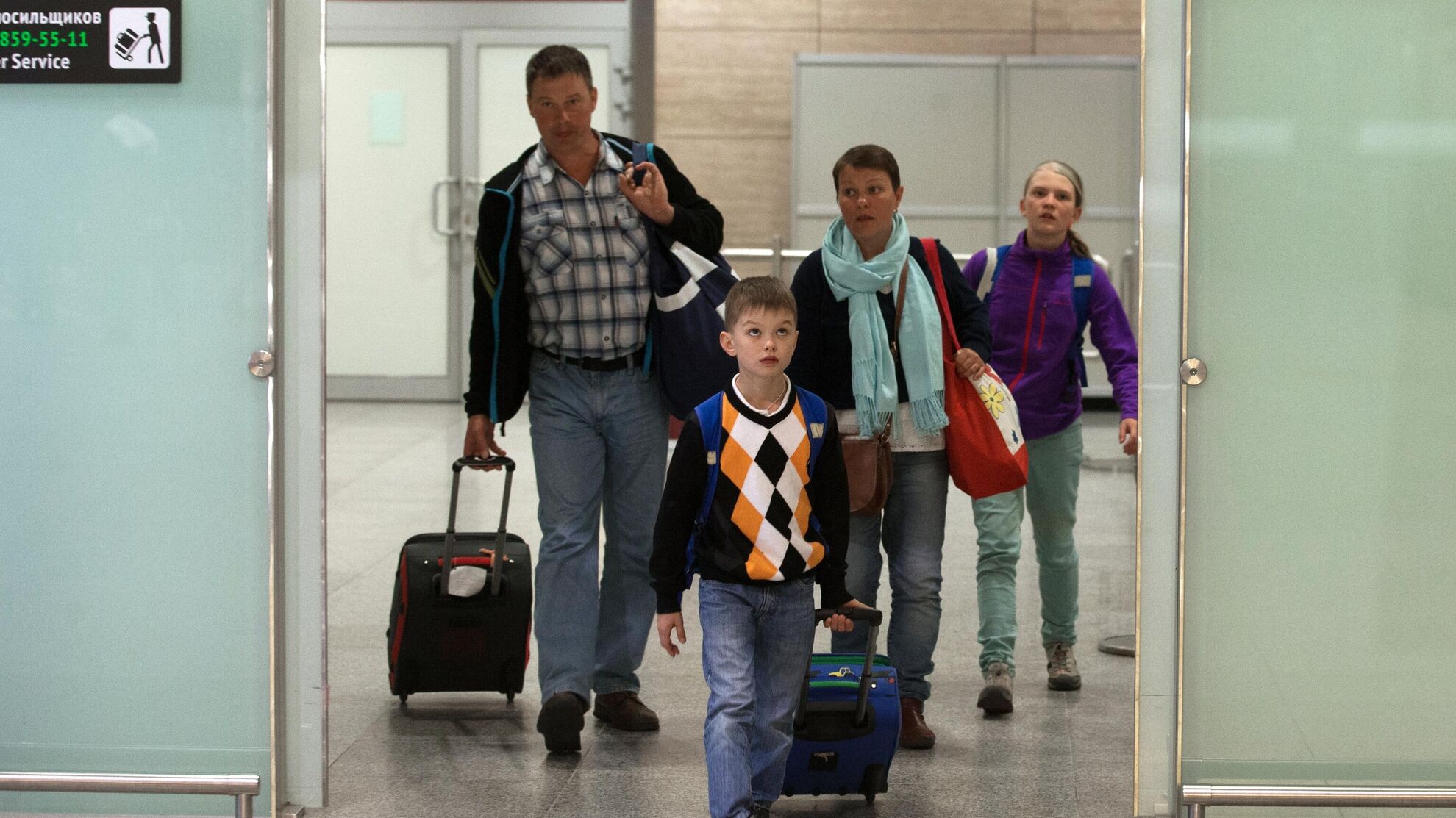 Семья в аэропорту  - Raketanews.ru, 28.08.2023