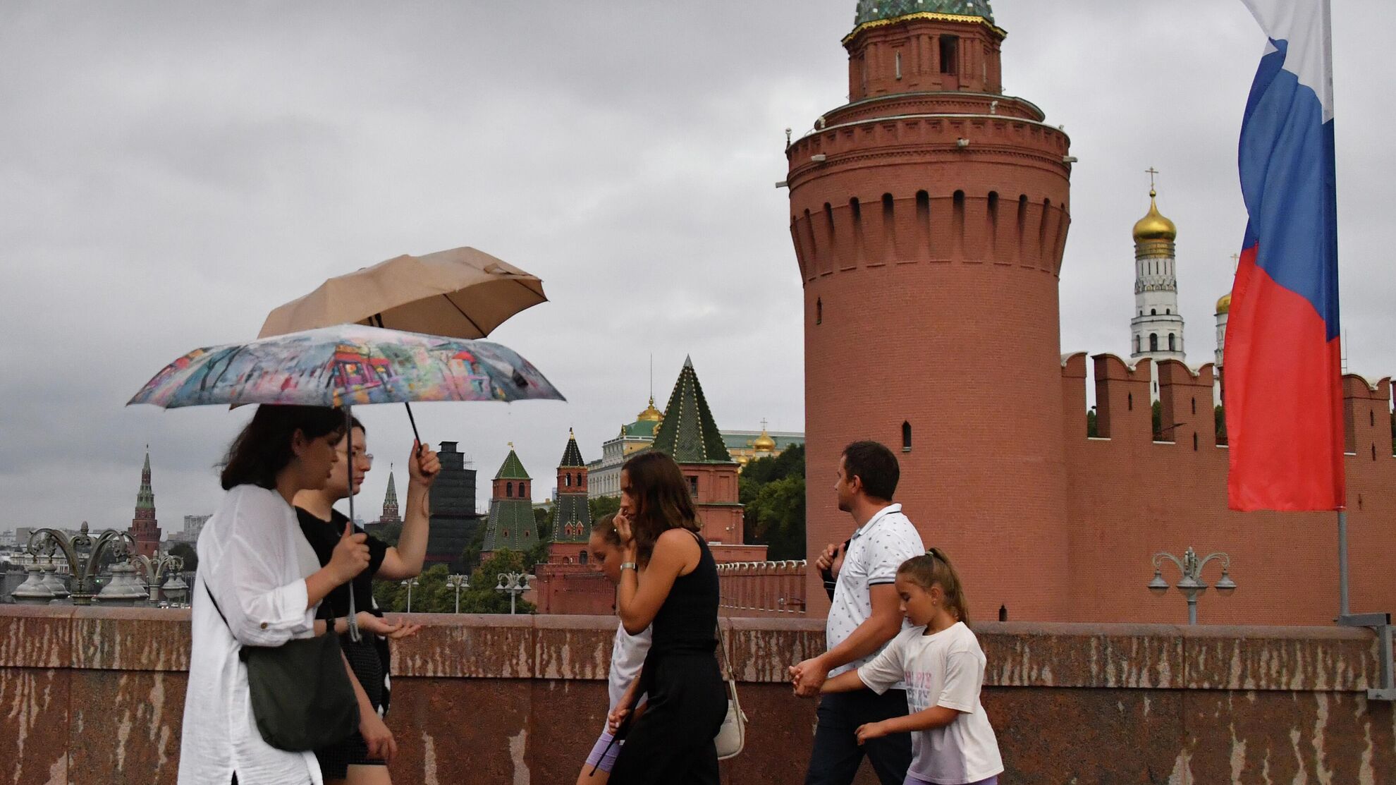 Люди во время дождя в Москве - Raketanews.ru, 25.08.2023