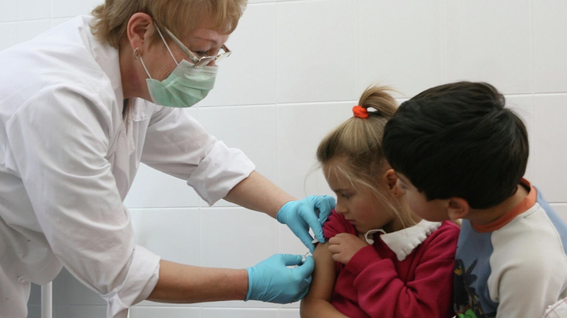 Врач вакцинирует девочку - Raketanews.ru, 26.08.2023