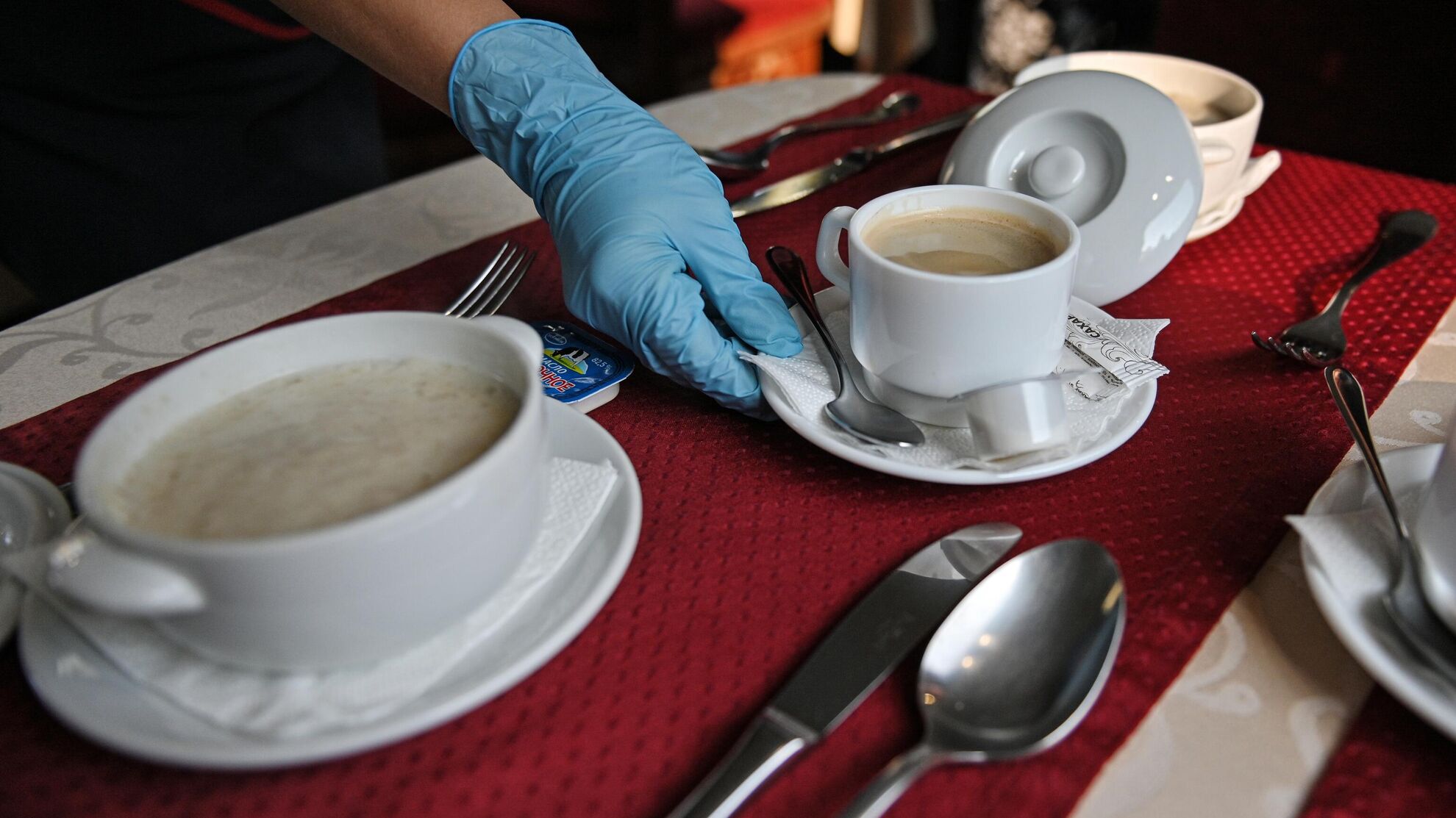Женщина сервирует стол на завтрак  - Raketanews.ru, 25.08.2023