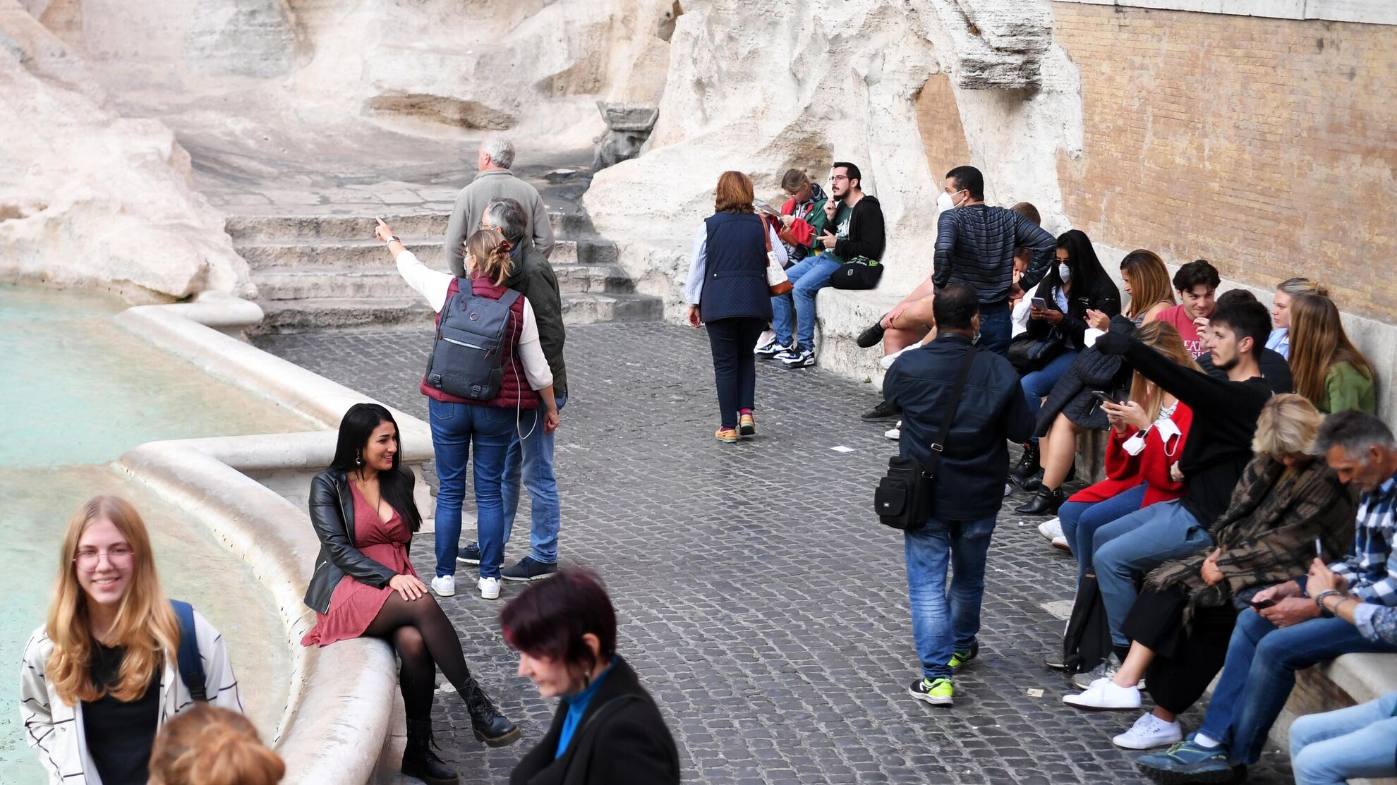 Туристы у самого крупного фонтана Рима - Raketanews.ru, 28.08.2023