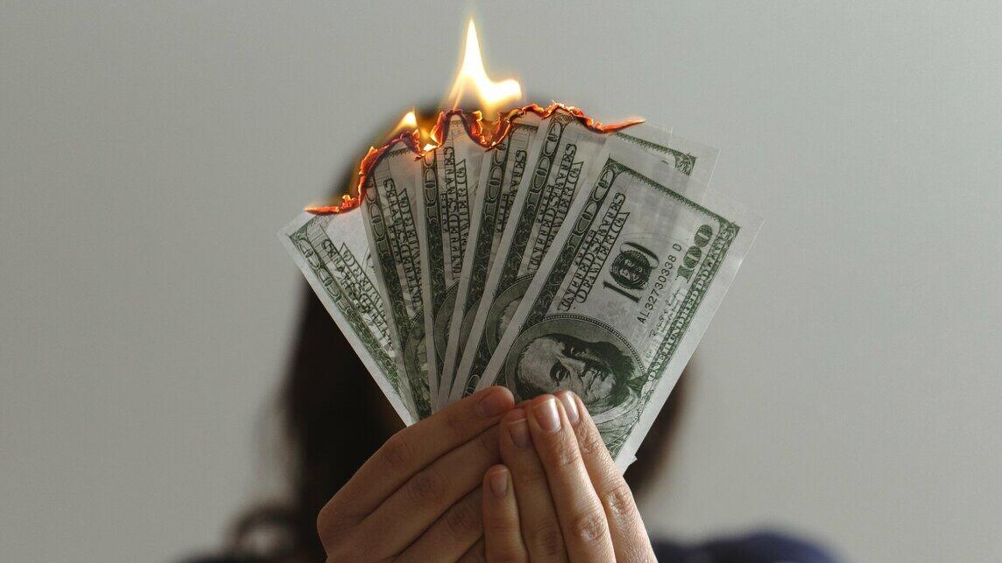 Доллары в руке горят - Raketanews.ru, 28.08.2023