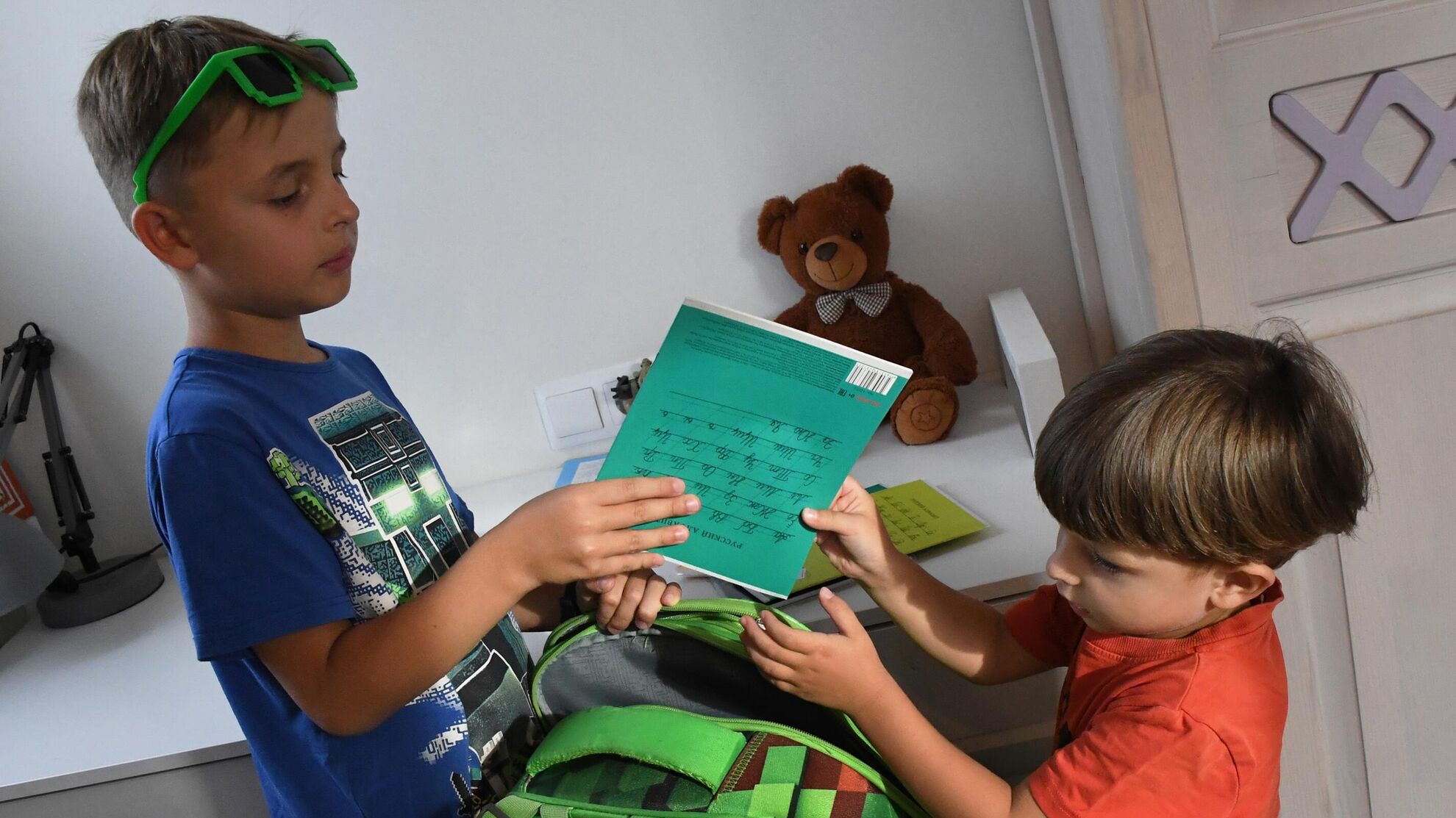 Младший брат помогает старшему собраться в школу  - Raketanews.ru, 29.08.2023