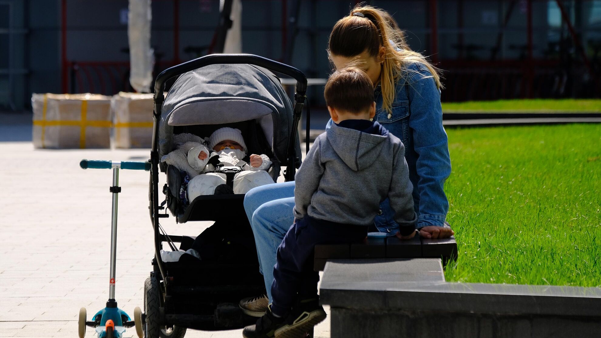 Женщина на прогулке с двумя детьми - Raketanews.ru, 31.08.2023