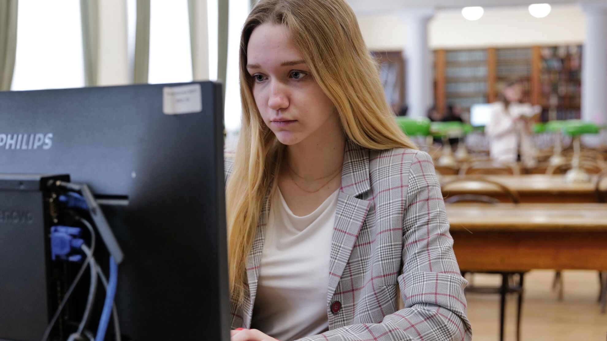 Студентка работает за компьютером - Raketanews.ru, 31.08.2023