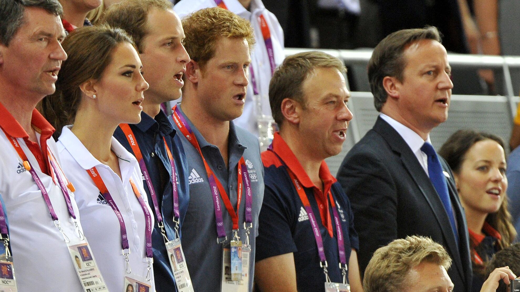 Принц Гарри, Кейт Миддлтон и принц Уильям поют гимн Великобритании - Raketanews.ru, 31.08.2023
