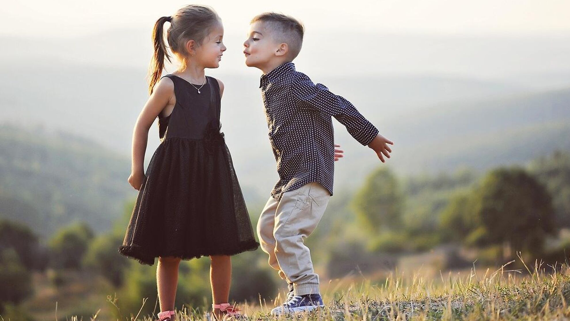 Мальчик и девочка счастливые на холме - Raketanews.ru, 02.12.2023
