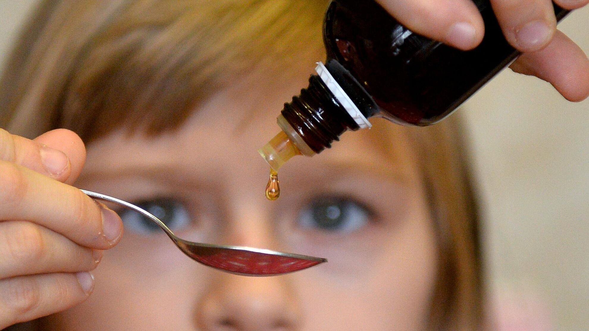 Девочка наливает лекарство от простуды в чайную ложку - Raketanews.ru, 03.09.2023