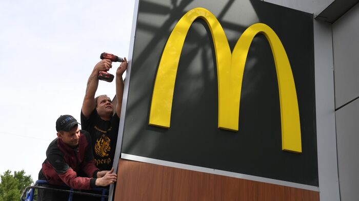 Демонтаж вывески ресторана  McDonald's - Raketanews.ru, 04.09.2023