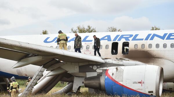 Пассажирский самолёт совершил вынужденную посадку в Новосибирской области  - Raketanews.ru, 13.09.2023