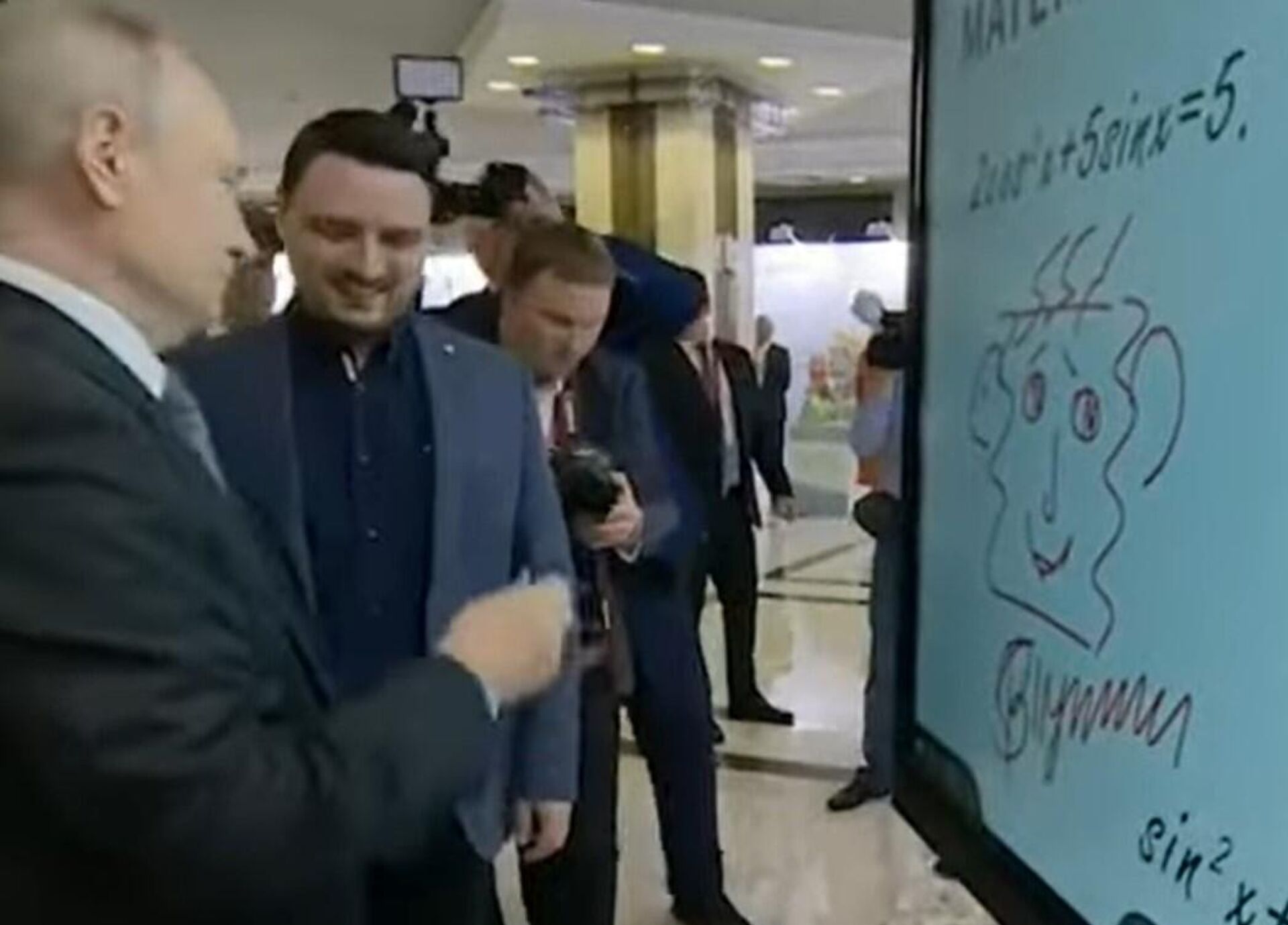 Самые важные законы подписывает так: как выглядит автограф Путина - Raketanews.ru, 26.10.2023
