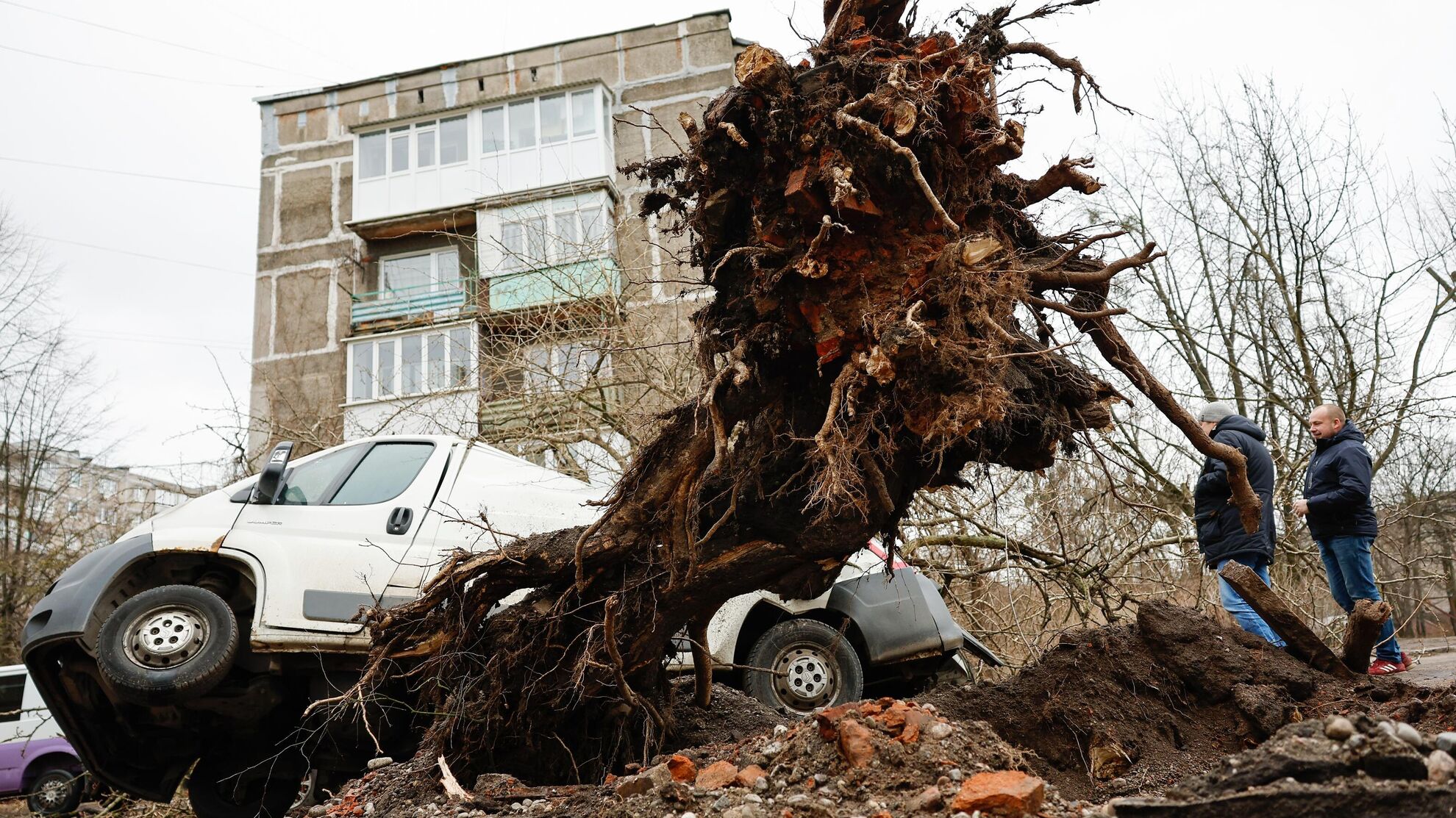 Не успели даже крикнуть: ураган в Сибири унес несколько жизней - Raketanews.ru, 19.11.2023