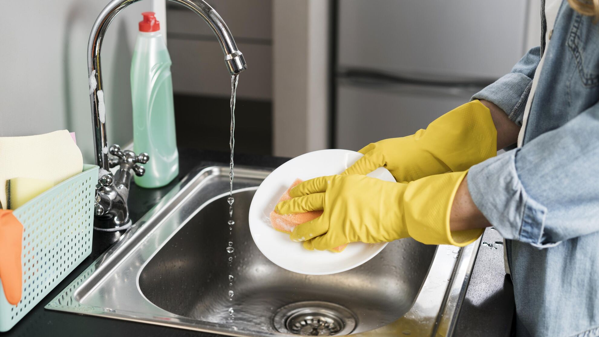 Средство для мытья посуды быстро заканчивается? Попробуйте смешать его с этим раствором - Raketanews.ru, 27.12.2023