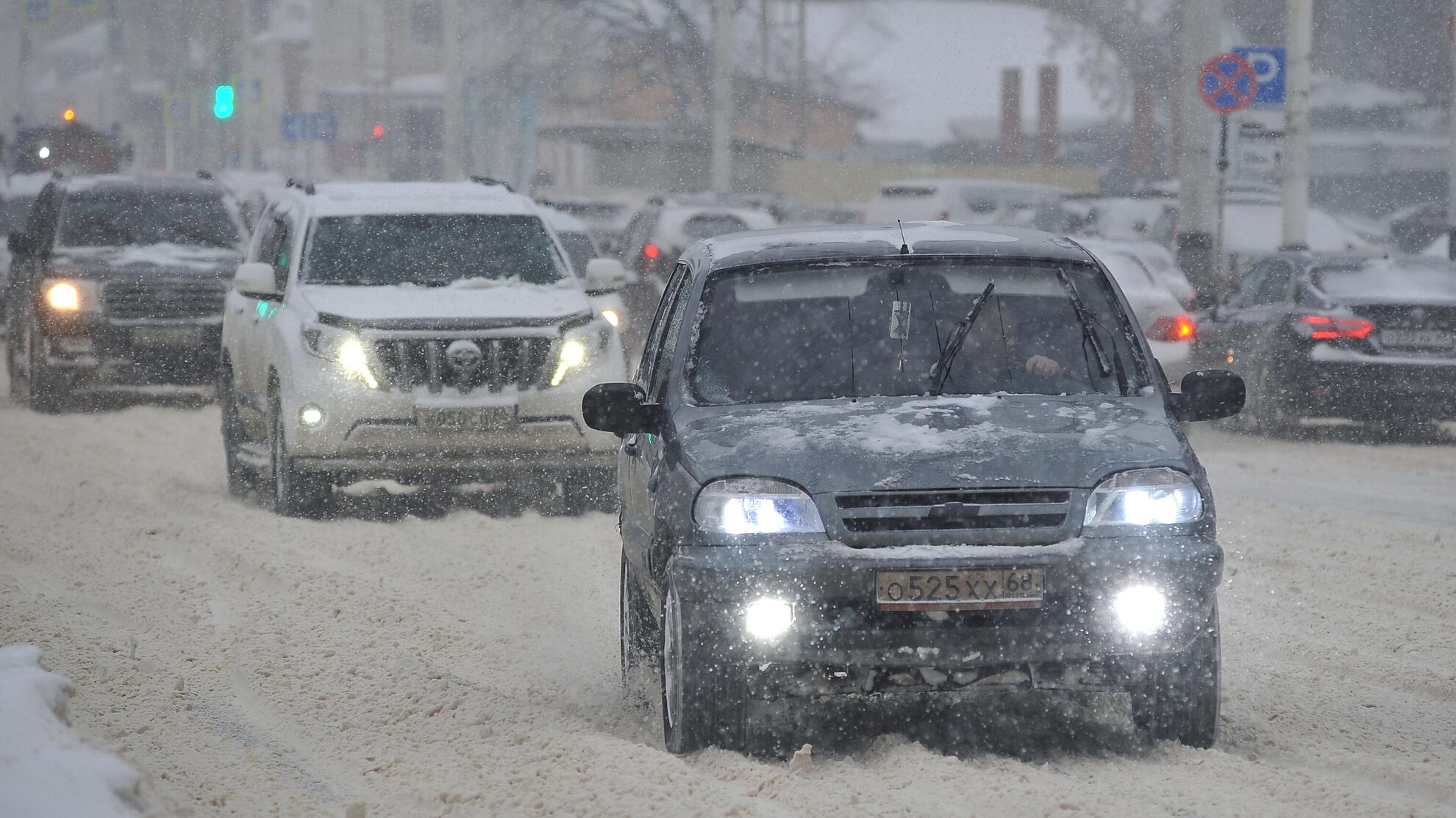 На дорогах полно снега? Безопасность автомобилистам могут обеспечить всего несколько простых правил - Raketanews.ru, 18.12.2023